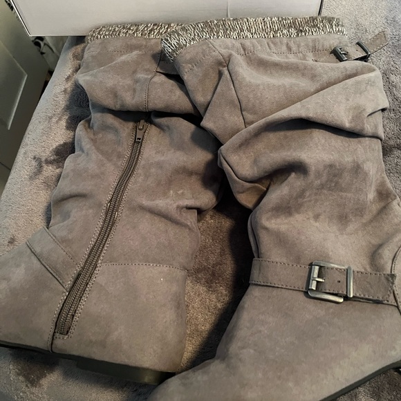 Grey suede sock cuff flat boots - Picture 3 of 4